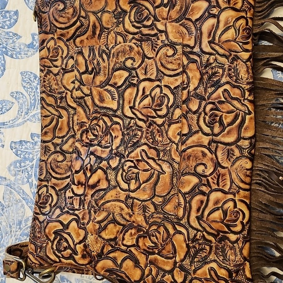 Cowhide Crossbody Large Westwrn Bag. Zipper Closure. Lg Outside Pocket - Picture 7 of 15